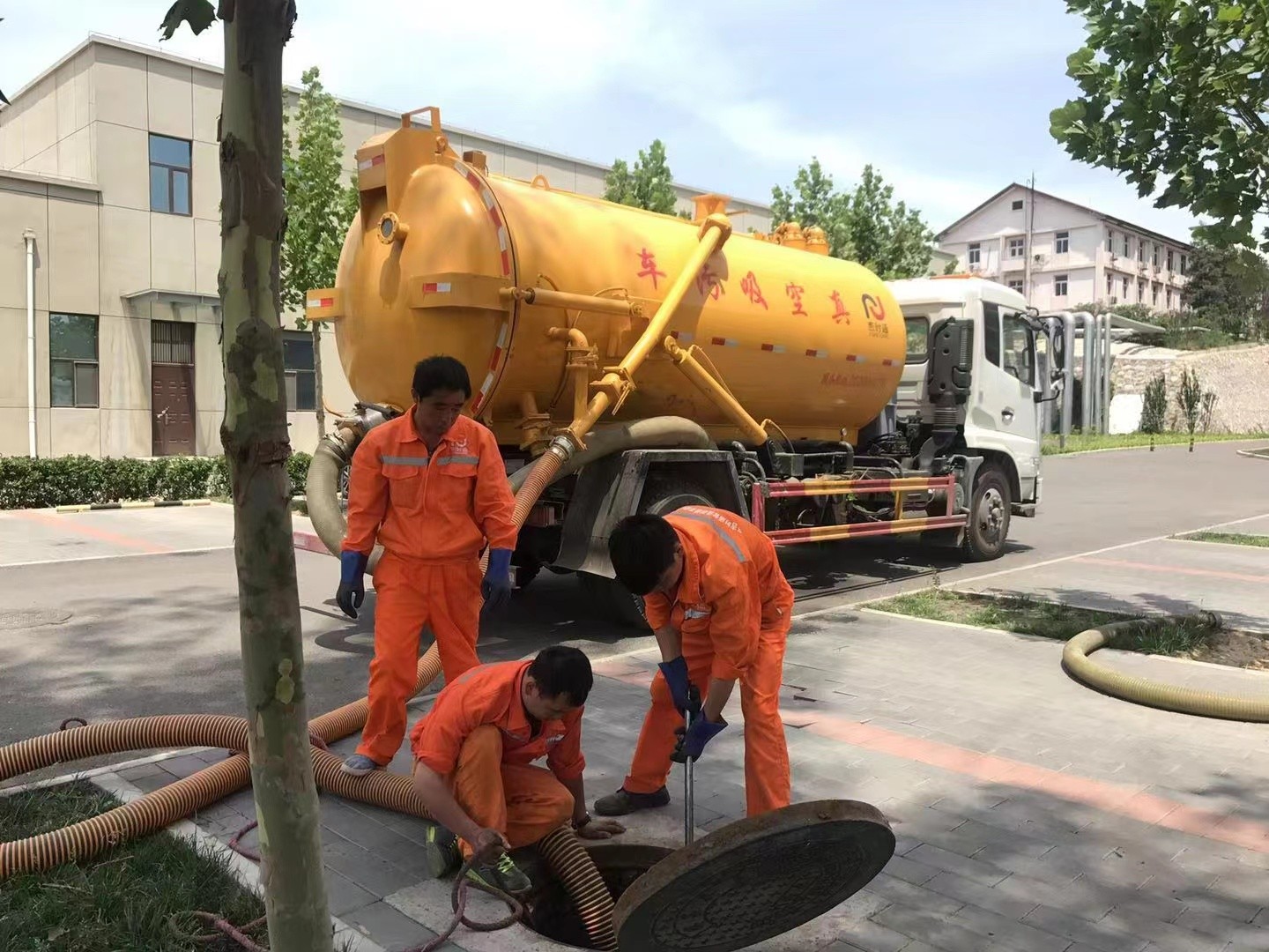 安化管道疏通车停在窨井附近