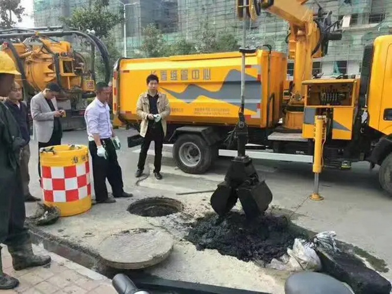 安化街道：网格员化身“清道夫”，为民解忧疏通“堵心”化粪池