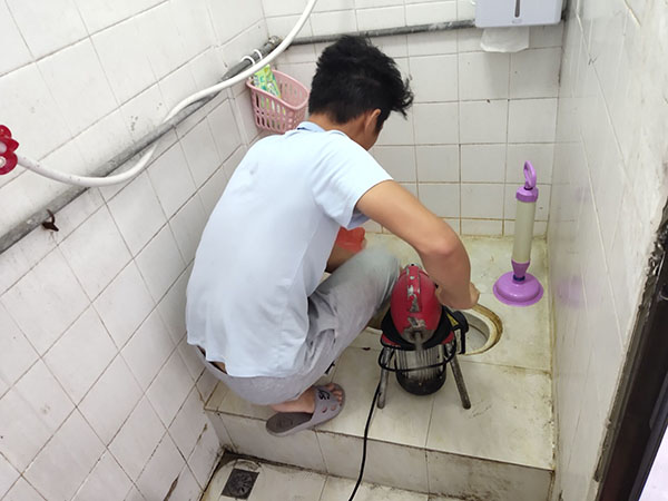 安化肥皂掉到马桶里把马桶堵住了怎么办？马桶堵住了怎么办