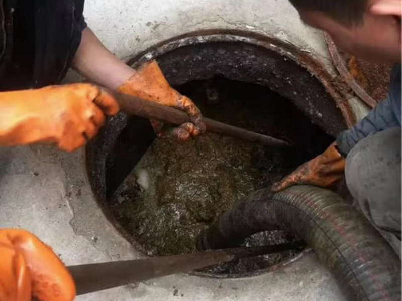 安化清理化粪池时如何避免沼气的危害？